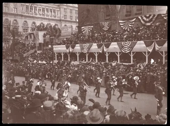 Udsigt over menneskemængden og en marcherende militærgruppe i Dewey Parade på Fifth Avenue, New York, 1899 (sølv gelatinetryk)